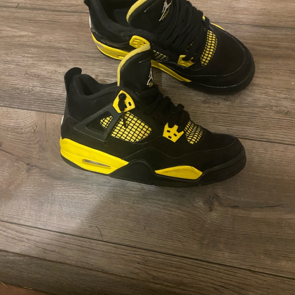 Kids Jordan Thunder size 5